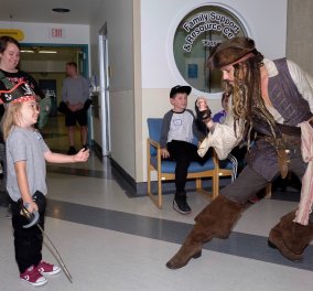 Ο Johnny Depp κάνει έκπληξη σε παιδικό νοσοκομείο ντυμένος ως Captain Jack Sparrow & δίνει χαρά στους μικρούς μαχητές (ΒΙΝΤΕΟ)