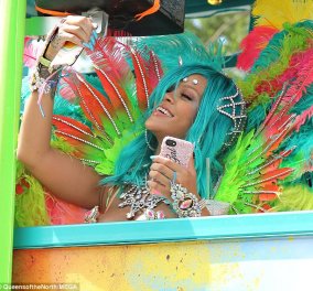 Φτερά, πούπουλα και το πιο «καυτό» μπικίνι φόρεσε η Ριάνα - Xόρεψε σε τρελούς ρυθμούς στα Barbados (ΦΩΤΟ-ΒΙΝΤΕΟ) - Κυρίως Φωτογραφία - Gallery - Video