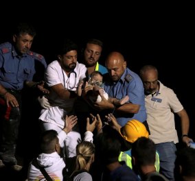 Συνταρακτικό βίντεο: Πυροσβέστες διασώζουν μωράκι 7 μηνών από τα συντρίμμια στην Ίσκια - Κυρίως Φωτογραφία - Gallery - Video