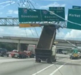 Τρόμος σε αυτοκινητόδρομο: Φορτηγό γκρεμίζει γέφυρα με πινακίδες! (ΒΙΝΤΕΟ) - Κυρίως Φωτογραφία - Gallery - Video