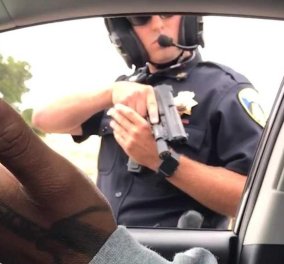 Βίντεο: Αστυνομικός σημαδεύει με το όπλο του οδηγό αυτοκινήτου για δέκα λεπτά και κανείς δεν κατάλαβε το λόγο - Κυρίως Φωτογραφία - Gallery - Video