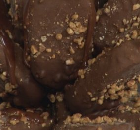 O Στέλιος Παρλιάρος σε μια συγκλονιστική συνταγή: τούρτα με παγωτό ξυλάκι & σοκολάτα πραλίνα - Κυρίως Φωτογραφία - Gallery - Video