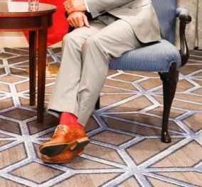 Ποιος αρχηγός κράτους έβαλε κόκκινες κάλτσες & κανελί παπούτσια σε επίσημη συνάντηση; (ΦΩΤΟ)
