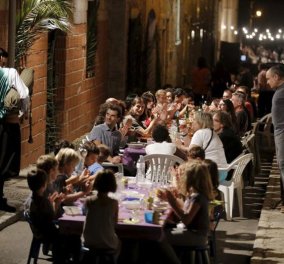  Good news: Κάθε Σεπτέμβρη οι κάτοικοι μιας ολόκληρης πόλης 8.000 κατοίκων τρώνε μαζί & διασκεδάζουν (ΦΩΤΟ-ΒΙΝΤΕΟ)