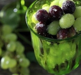 Ο Άκης Πετρετζίκης φτιάχνει παγωμένα και γλυκόξινα σταφύλια και δίνει άλλη διάσταση στο αγαπημένο φρούτο - Κυρίως Φωτογραφία - Gallery - Video