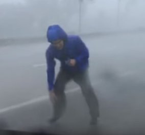 Βίντεο: Ρεπόρτερ παρασύρεται on camera από τους ανέμους του τυφώνα Ίρμα