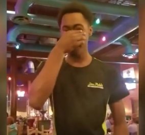 Το βίντεο που έγινε viral: Η συγκίνηση του σερβιτόρου μόλις πελάτης τού δίνει φιλοδώρημα 300 δολάρια