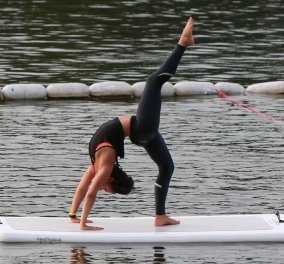 Float fit η νέα τρέλα στην γυμναστική: Ασκήσεις πάνω σε σανίδα που επιπλέει στο νερό -  Δείτε φωτο