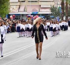 Η δασκάλα με τα ξανθά μαλλιά που έκλεψε τις εντυπώσεις στην παρέλαση στο Ναύπλιο (ΒΙΝΤΕΟ)