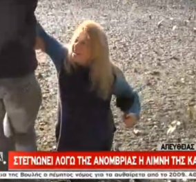 Το απρόοπτο της δημοσιογράφου σε ζωντανή σύνδεση - Κόλλησε το πόδι της στη λίμνη της Καστοριάς (ΒΙΝΤΕΟ) - Κυρίως Φωτογραφία - Gallery - Video