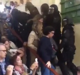 Απίστευτα βίντεο: Αστυνομικοί στην Καταλονία πετούσαν ψηφοφόρους από σκάλες 