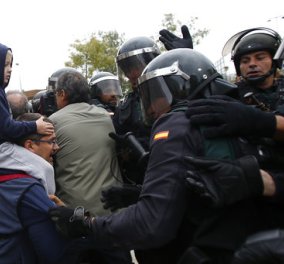 Δημοψήφισμα Καταλονία: Ένταση και επεισόδια στα εκλογικά κέντρα - Πλαστικές σφαίρες και τραυματίες  (ΦΩΤΟ-ΒΙΝΤΕΟ) - Κυρίως Φωτογραφία - Gallery - Video
