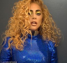 H Lady Gaga σε μια εμφάνιση υπερπαραγωγή : μπλε jumpsuit κίτρινη φλουό σκιά & μαλλί πορτοκαλί (ΦΩΤΟ)