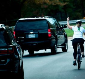 Απέλυσαν την ποδηλάτη που έδειξε το μεσαίο δάχτυλο στον Τραμπ - Εξηγεί γιατί εξοργίστηκε μαζί του 