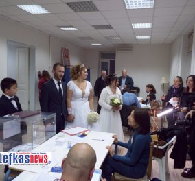 Ερωτευμένο ζευγάρι παντρεύτηκε και μετά πήγε να ψηφίσει... Ανδρουλάκη (ΦΩΤΟ-ΒΙΝΤΕΟ) - Κυρίως Φωτογραφία - Gallery - Video