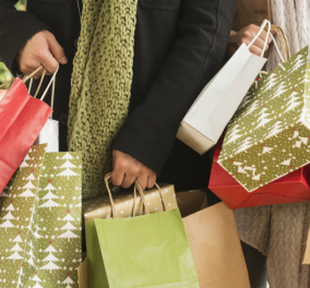 Χριστουγεννιάτικα ψώνια: Ποιες ώρες θα είναι ανοιχτά σήμερα τα καταστήματα - Το εορταστικό ωράριο