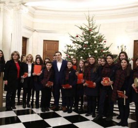 Μαθητές είπαν τα κάλαντα της Χίου στον πρωθυπουργό Αλέξη Τσίπρα - ΦΩΤΟ  - Κυρίως Φωτογραφία - Gallery - Video