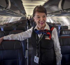 Η 81χρονη αεροσυνοδός Μπέτι Νας αρνείται να εγκαταλείψει την δουλεία της - Διαθέτει εκπληκτικό στυλ & χαμόγελο (ΦΩΤΟ)