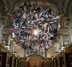 Μοναδικό έργο τέχνης από την Arabella Dorman! Βρετανίδα εικαστικός δημιούργησε "μνημείο" από 700 ρούχα προσφύγων - Φωτό - Κυρίως Φωτογραφία - Gallery - Video