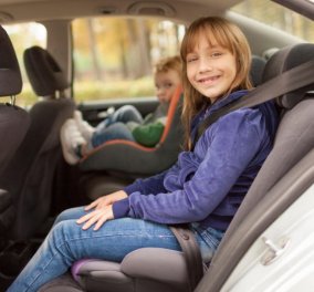 Ένα τρομακτικό βίντεο δείχνει ένα μοιραίο λάθος που βάζει σε κίνδυνο τα παιδιά στο πίσω κάθισμα του αυτοκινήτου- Δείτε τι συμβαίνει