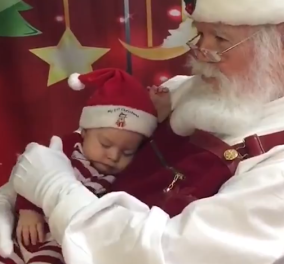 Αξιολάτρευτο βίντεο με έναν μικρούλη να "πετάγεται" έντρομος κάθε φορά που ο Άγιος Βασίλης ροχαλίζει 