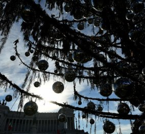 Ντροπή θλίβομαι όταν το κοιτάζω: Η Ρώμη η αιώνια πόλη έχει το χειρότερο χριστουγεννιάτικο δέντρο του κόσμου- ΦΩΤΟ  