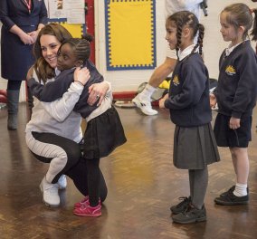 Η Kate Middleton επίσκεψη σε Δημοτικό Σχολείο του Mitcham - Τα παιδιά τρέχουν να την αγκαλιάσουν (ΦΩΤΟ- ΒΙΝΤΕΟ)