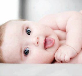 Καλότυχο να 'ναι το μπεμπάκι! Αυτό είναι το πρώτο μωρό για το 2018, ελληνόπουλο που γεννήθηκε στη Γερμανία (ΦΩΤΟ)