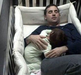 Smile βίντεο: Πανέξυπνη μπέμπα βάζει τον μπαμπά της για ύπνο στην κούνια της & δεν τον αφήνει να κάνει... ρούπι! - Κυρίως Φωτογραφία - Gallery - Video