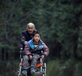 76χρονη γιαγιά περπατάει 15 μίλια κάθε μέρα τσουλώντας το αναπηρικό καροτσάκι του εγγονού της για να μην χάσει το σχολείο! (ΦΩΤΟ - ΒΙΝΤΕΟ) 
