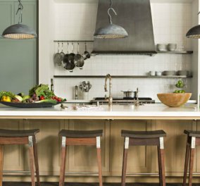 Η κουζίνα του μήνα! Έντονα μπλε, πράσινο & πέτρινες επιφάνειες για μια ονειρεμένη ατμόσφαιρα (ΦΩΤΟ)