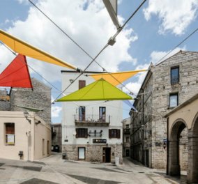 Υπέροχη αρχιτεκτονική: Μοναδικές, πολύχρωμες "τέντες" δίνουν ζωή στο γραφικό χωριό Tempio Pausania στη Σαρδηνία (ΦΩΤΟ) - Κυρίως Φωτογραφία - Gallery - Video