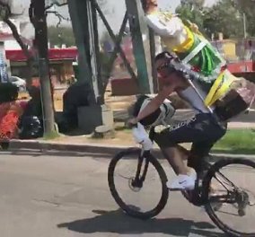 Viral έγινε ποδηλάτης στο Μεξικό: Κουρασμένος και αφηρημένος έγινε ένα με το μπροστινό αυτοκίνητο! 