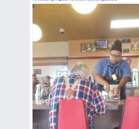 18χρονη σερβιτόρα κόβει το φαγητό ηλικιωμένου, γίνεται viral & ξαφνικά όλος ο κόσμος στα πόδια της! (ΒΙΝΤΕΟ)