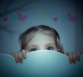 Συγκλονιστική ιστορία: 3χρονο κοριτσάκι έκλεινε την πόρτα του δωματίου του με παιχνίδια για να μην το βιάσουν - Κυρίως Φωτογραφία - Gallery - Video