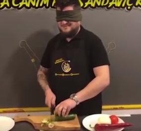 Blind cooking: Επικό βίντεο με Τούρκο σεφ να ψιλοκόβει λαχανικά με δεμένα μάτια! 