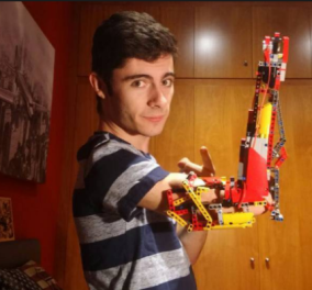 Story of the day: O νεαρός David συμπλήρωσε με lego το χέρι που του έλειπε (ΦΩΤΟ - ΒΙΝΤΕΟ)