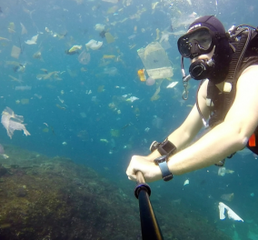 Απίστευτο βίντεο: Δύτης κολυμπά σε θάλασσα της Ινδονησίας - Είναι γεμάτο από πλαστικά απόβλητα
