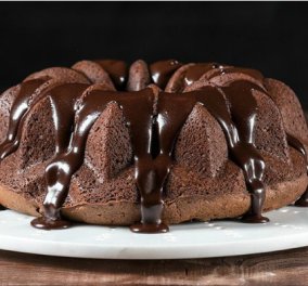Το απίστευτο, αφράτο, νηστίσιμο κέικ σοκολάτας του Άκη Πετρετζίκη - Ιδανικό και για χορτοφάγους!