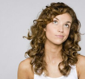 Σε προβληματίζουν τα πολύ σγουρά σου μαλλιά; Ιδού έξυπνες προτάσεις που θα σε κερδίσουν! - Κυρίως Φωτογραφία - Gallery - Video
