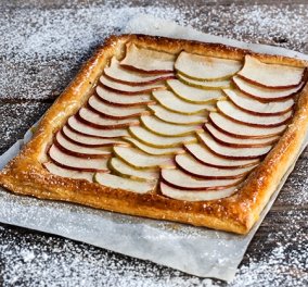 Η εξαιρετική Αργυρώ Μπαρμπαρίγου δημιουργεί μηλόπιτα με τραγανή σφολιάτα και μελωμένα μήλα
