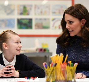 Απαστράπτουσα ξανά η εγκυμονούσα Kate Middleton πλάι σε παιδάκια σε σχολείο του Λονδίνου (ΦΩΤΟ - BINTEO)