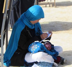 Γράφει εξετάσεις ενώ φροντίζει το 2 μηνών μωρό της! 22χρονή μητέρα από το Αφγανιστάν δίνει μαθήματα ζωής και γίνεται viral