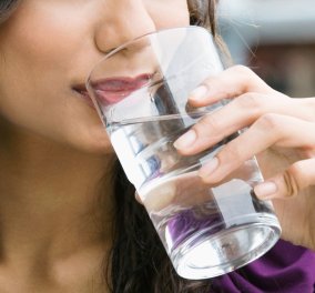 Να τι συμβαίνει στο σώμα μας αν πίνουμε νερό με άδειο στομάχι μόλις ξυπνάμε!