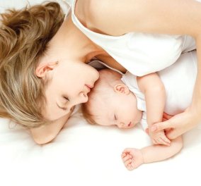 Πόσο ασφαλές είναι να κοιμάστε μαζί με το μωρό σας; Η πρακτική του co-sleeping & οι κίνδυνοι