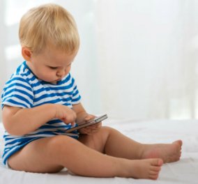Νο1 κίνδυνος για τα νήπια τα... smartphones - "Έχουν ξεχάσει να γυρνούν τις σελίδες των βιβλίων"