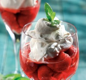 Η Αργυρώ Μπαρμπαρίγου μας προτείνει ένα δροσερό και ελαφρύ γλύκισμα: Φράουλες με κρέμα τυριού!   - Κυρίως Φωτογραφία - Gallery - Video