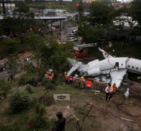 Πραγματικό θαύμα! Διασώθηκαν όλοι οι επιβάτες όταν αεροπλάνο συνετρίβη & κόπηκε στα δύο (ΦΩΤΟ-ΒΙΝΤΕΟ) - Κυρίως Φωτογραφία - Gallery - Video