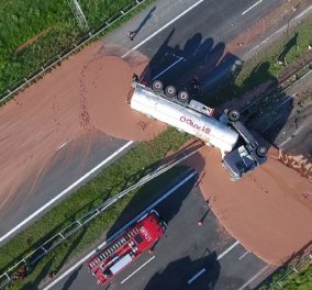 Φορτηγό έριξε 12 τόνους υγρής σοκολάτας στο οδόστρωμα δημιουργώντας έναν… σοκολατένιο δρόμο! (ΒΙΝΤΕΟ)   - Κυρίως Φωτογραφία - Gallery - Video