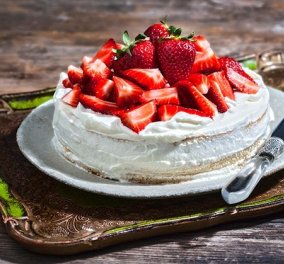 Πανεύκολη & πεντανόστιμη τούρτα φράουλα από την Αργυρώ Μπαρμπαρίγου - Κυρίως Φωτογραφία - Gallery - Video